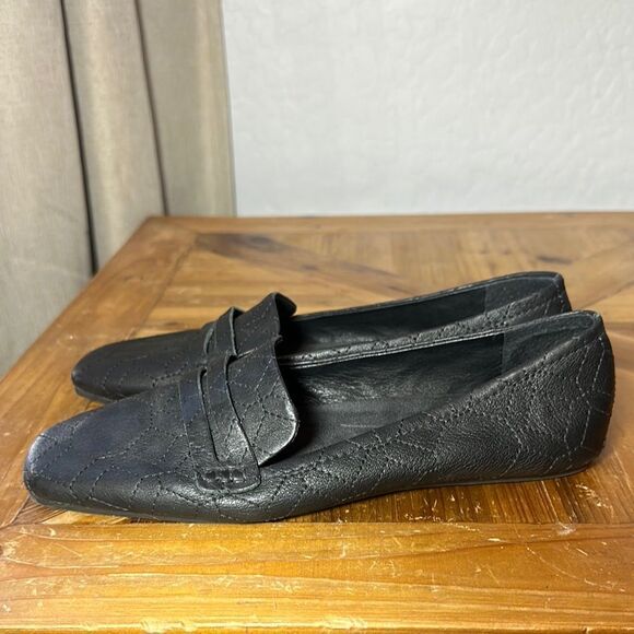Louise et Cie Black Leather Flats with Quilted Design - Picture 5 of 8